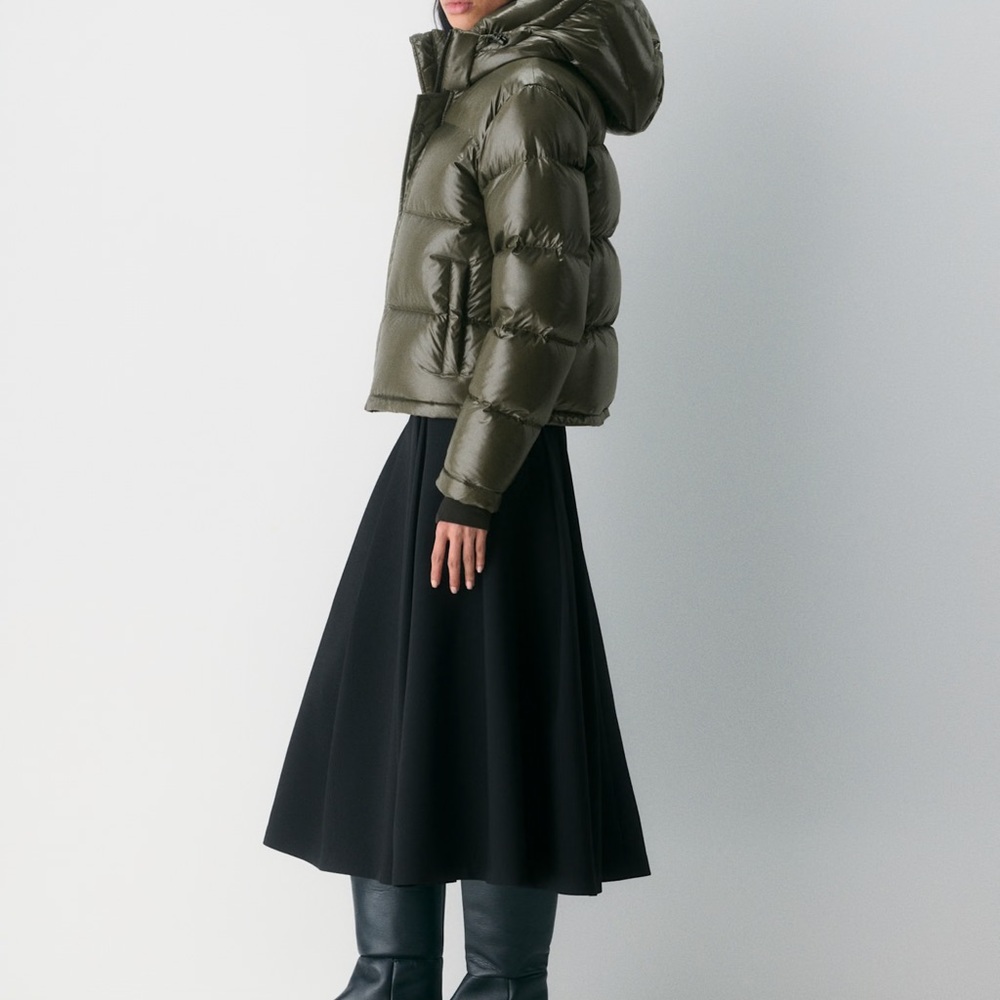 Aritzia THE SUPER PUFF™ Shorty - Hi-Gloss - Picture 3 of 9